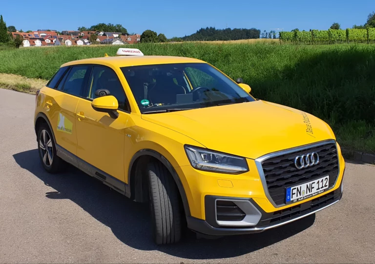 Neue Fahrschule Auto AudiQ2 112