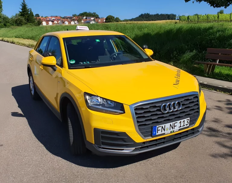 Neue Fahrschule Auto AudiQ2 113